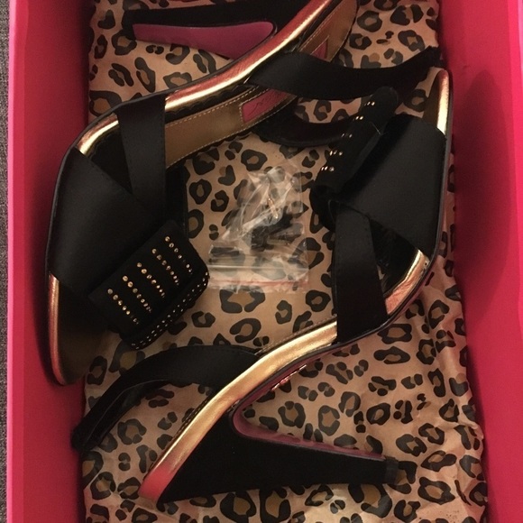 Betsy Johnson Black & Gold Bow Slingback Heels NWT - Picture 5 of 5